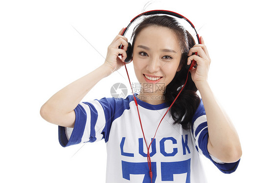 热情t恤时尚年轻女孩戴耳机听音乐图片