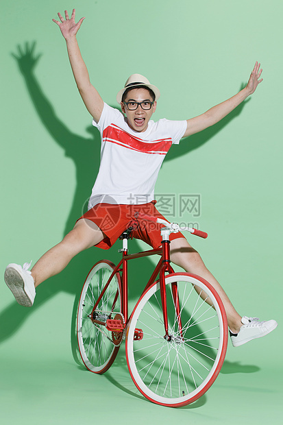 仅一个人户内青春青年男人骑自行车图片