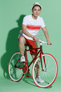彩色图片东方人休闲青年男人骑自行车图片