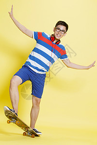 亚洲青年人简单背景青年男人滑板运动图片