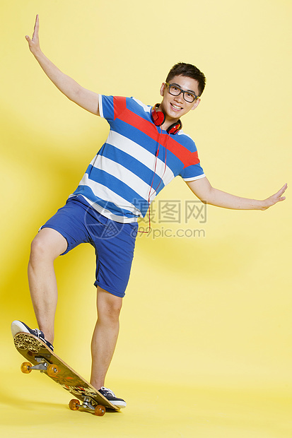 亚洲青年人简单背景青年男人滑板运动图片