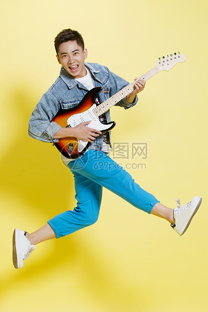 歌手清新奔跑青年男人弹吉他图片