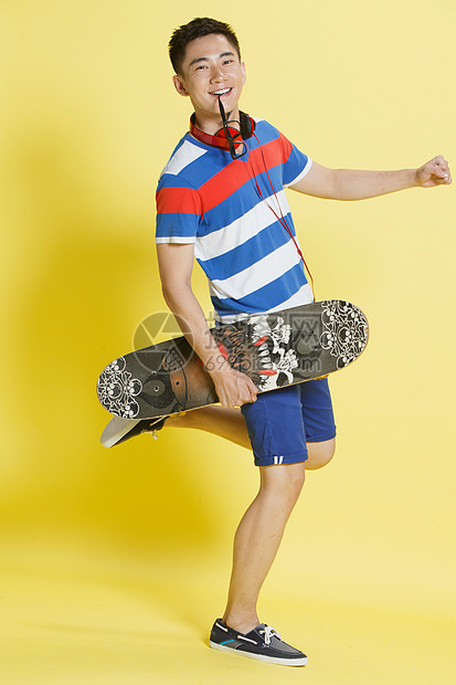 摄影活力健身青年男人拿着滑板图片