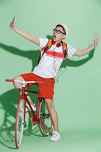 自恋运动青年男人骑自行车图片