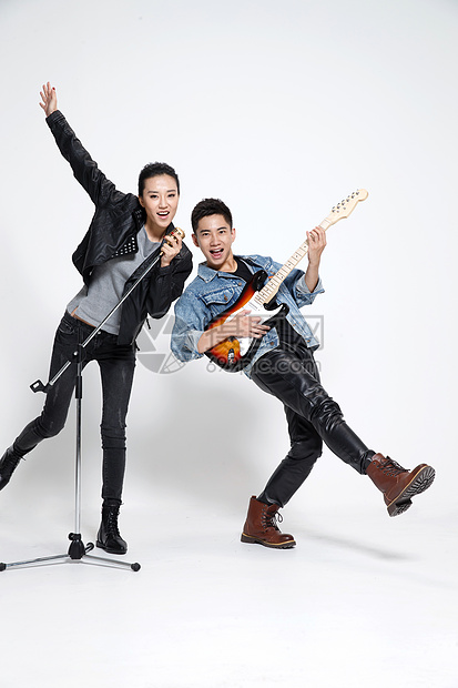 青年女人动态动作影棚拍摄时尚的青年男女唱歌