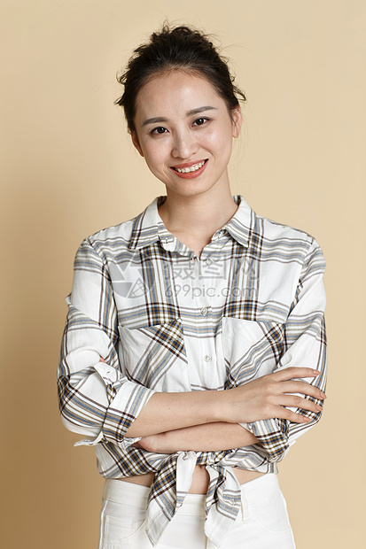 半身像放松自由快乐的年轻女人