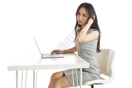 肖像着装得体互联网商务女人使用电脑图片