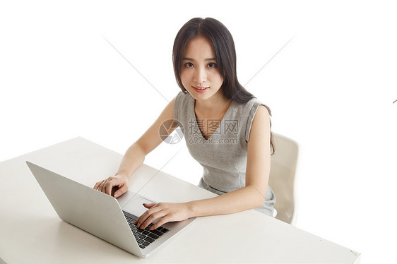 笔记本电脑20多岁裙子商务女人使用电脑图片