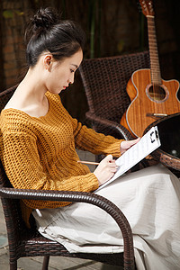 毛衣休闲装25岁到29岁年轻女人写乐谱图片