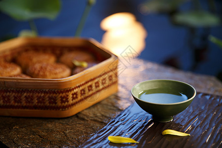 茶具礼盒中国传统节日中秋节吃月饼背景