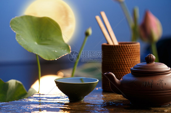中秋节夜晚池塘茶具图片