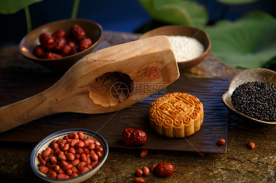 传统节日美食坚果月饼图片