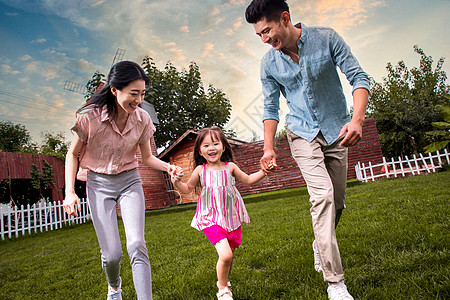 彩色图片母亲30岁到34岁快乐家庭在草地上奔跑图片