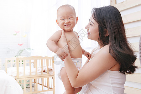 母婴两个人独生子家庭快乐母子玩耍图片