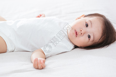 柔和皮肤女孩可爱宝宝躺在床上图片