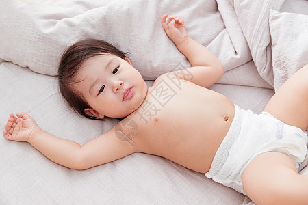 彩色图片摄影大半身可爱宝宝躺在床上图片