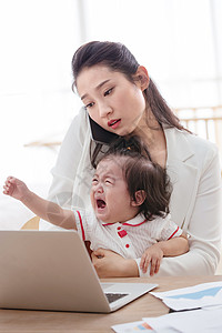 女哭年轻妈妈抱着孩子使用电脑背景