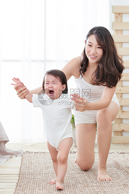 年轻妈妈扶着宝宝图片
