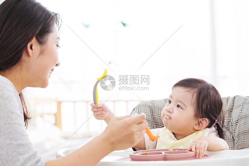 幸福妈妈喂宝宝吃饭图片