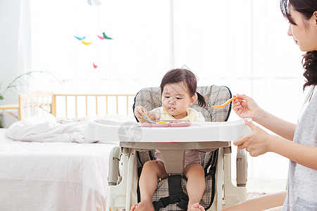 拿着勺子女人妈妈喂宝宝吃饭背景