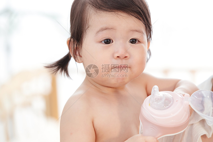 瓶子活力愉悦可爱宝宝喝奶图片
