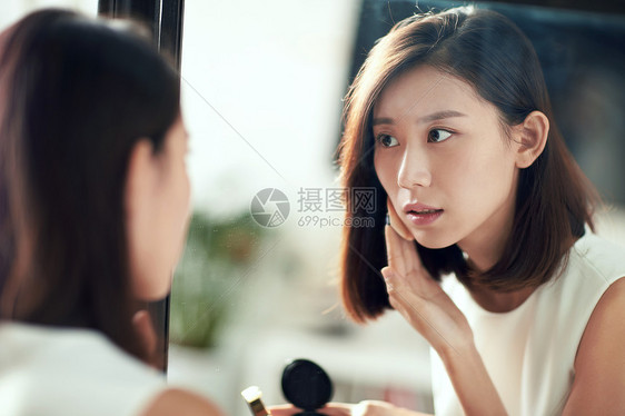 休闲装亚洲人微笑年轻美女扑粉化妆图片