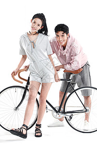 全身像青年人东亚青年情侣骑自行车图片