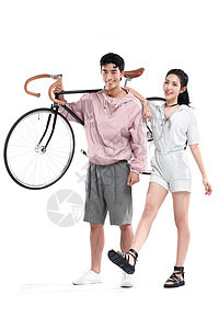 青年人青年伴侣扛着青年情侣和自行车图片
