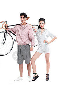 全身像两个人东方人青年情侣和自行车图片