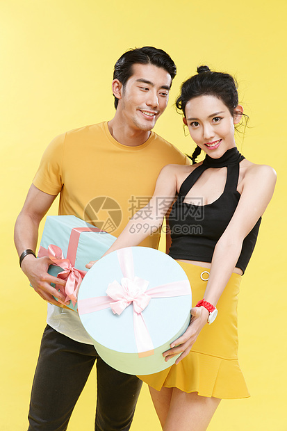 青年伴侣礼品盒亚洲欢乐的青年情侣图片