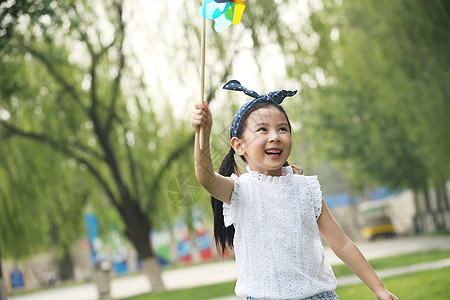 半身像仅儿童彩色图片小女孩在户外玩耍图片