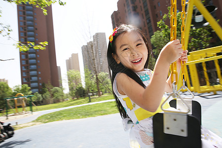 童年建筑小女孩荡秋千图片