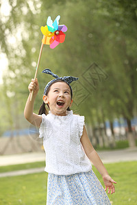 仅儿童玩具发饰小女孩在户外玩耍图片