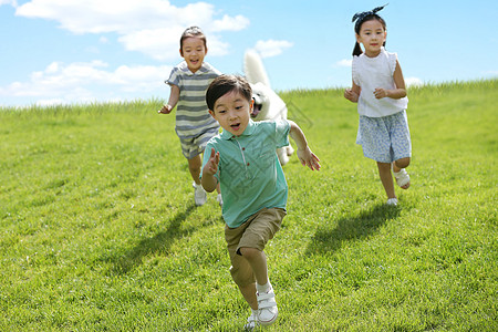 孩子跑快乐儿童在草地上玩耍背景