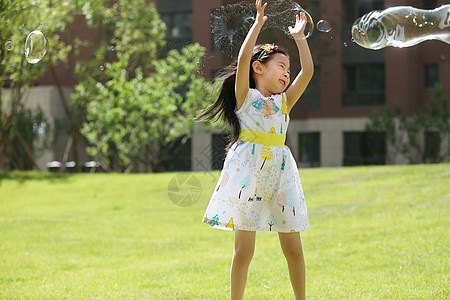 东方人摄影幸福小女孩在户外玩耍图片