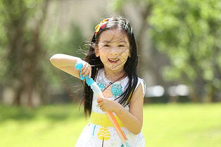 健康生活方式草地亚洲人小女孩在户外玩耍图片