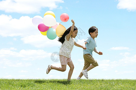跑东方人相伴快乐儿童在草地上玩耍图片