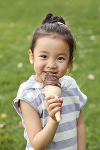 玩耍学龄前儿童东方人小女孩吃冰淇淋图片