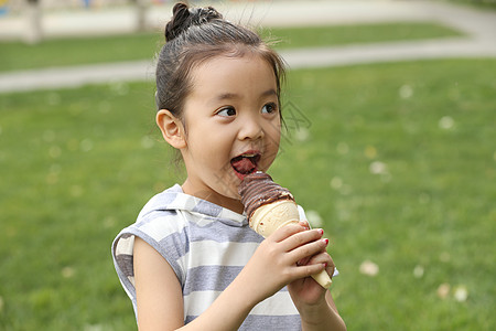 小孩冰淇淋户外半身像休闲活动小女孩吃冰淇淋背景