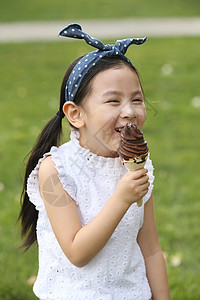 摄影高兴休闲装小女孩吃冰淇淋图片