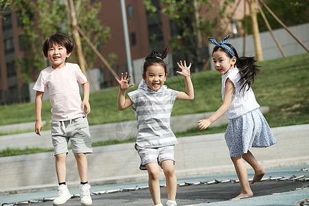 快乐儿童在户外玩耍背景图片