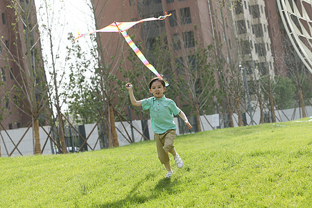 学龄前儿童快乐5到6岁小男孩在草地上玩耍图片
