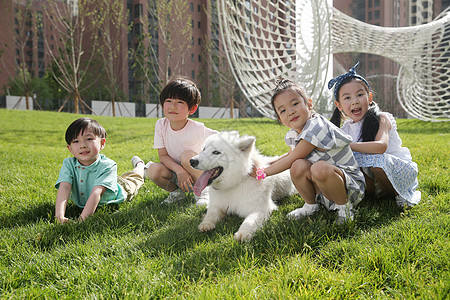宠物和小孩快乐儿童在草地上玩耍背景