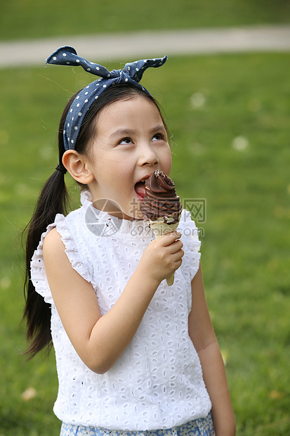 仅儿童玩耍人小女孩吃冰淇淋图片