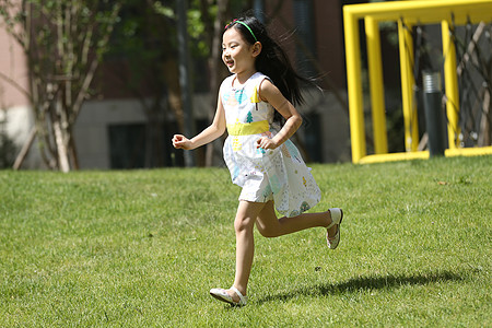 发卡全身像侧面视角小女孩在户外玩耍图片素材