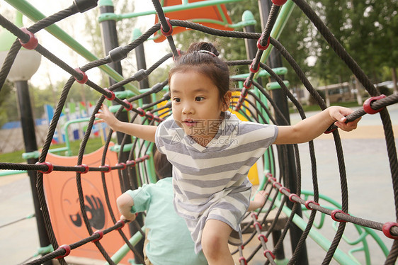 童年5到6岁休闲装快乐儿童在户外玩耍图片