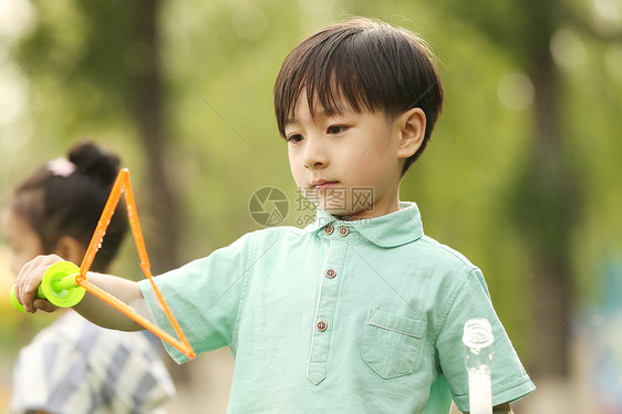 可爱的健康生活方式友谊小男孩玩泡泡水图片