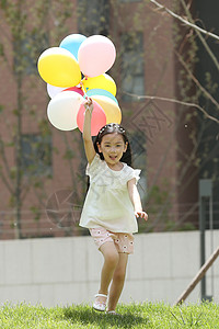 彩色气球高兴童年可爱的小女孩在户外玩耍背景