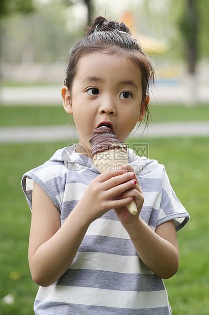 休闲装不看镜头人小女孩吃冰淇淋图片