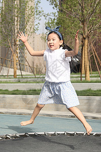 人童年摄影小女孩玩蹦床图片